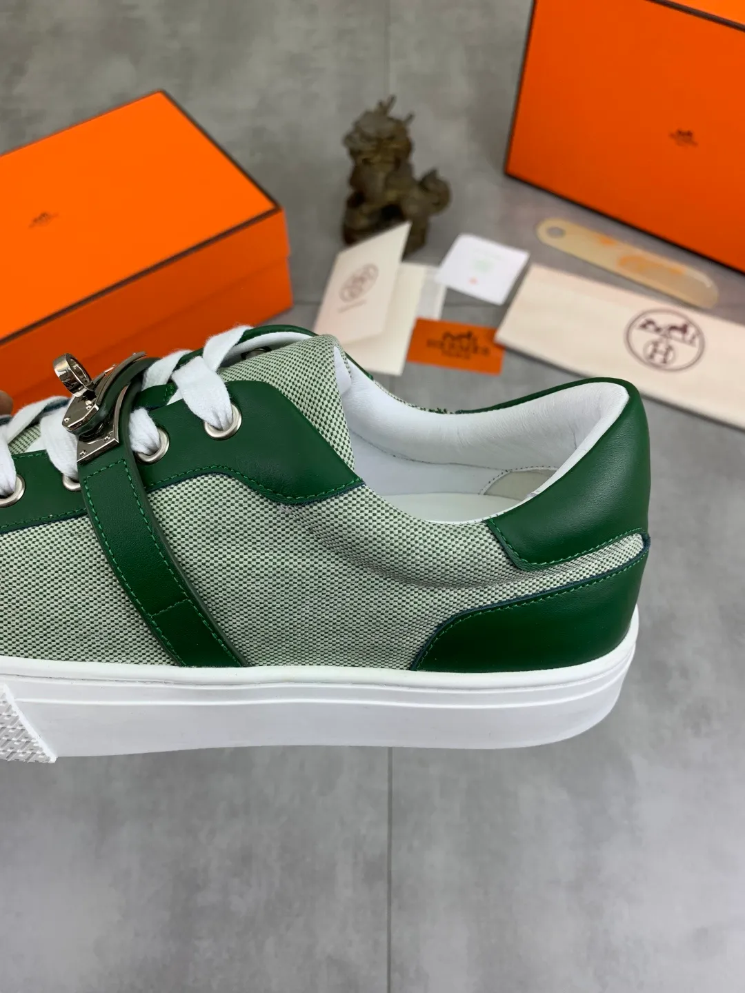 Men's men's shoes 💰P640 New Hermes top version Hermès classic couple style #𝐊𝐞𝐥𝐥𝐲 buckle casual white shoes skateboard shoes that will not conflict with shoes at all. Full of unknowns, Hermès rarely produces flat casual shoes and they are paired with classic palladium-plated Kelly shoe buckles! You'll fall in love with it at first sight. It's super versatile and can be worn with any skirt or pants. 🉑️Close your eyes and wear it. It's super noble. Fabric: Specific cowhide/canvas material. Lining: Sheepskin lining. Outsole: Original molded TPU outsole. Size: 35-45.